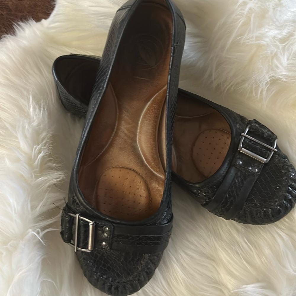 Nurture Black flats 1/2